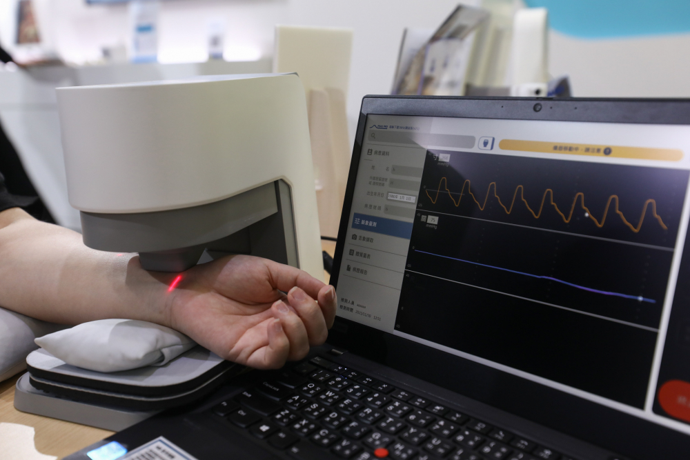 玩彩网·耘康脈象檢測系統透過電腦精準控制升降系統，還原中醫師三指把脈過程的舉、按、尋手法，將脈象感受轉化成數據，未來可結合大數據分析，實現智慧醫療及準確性