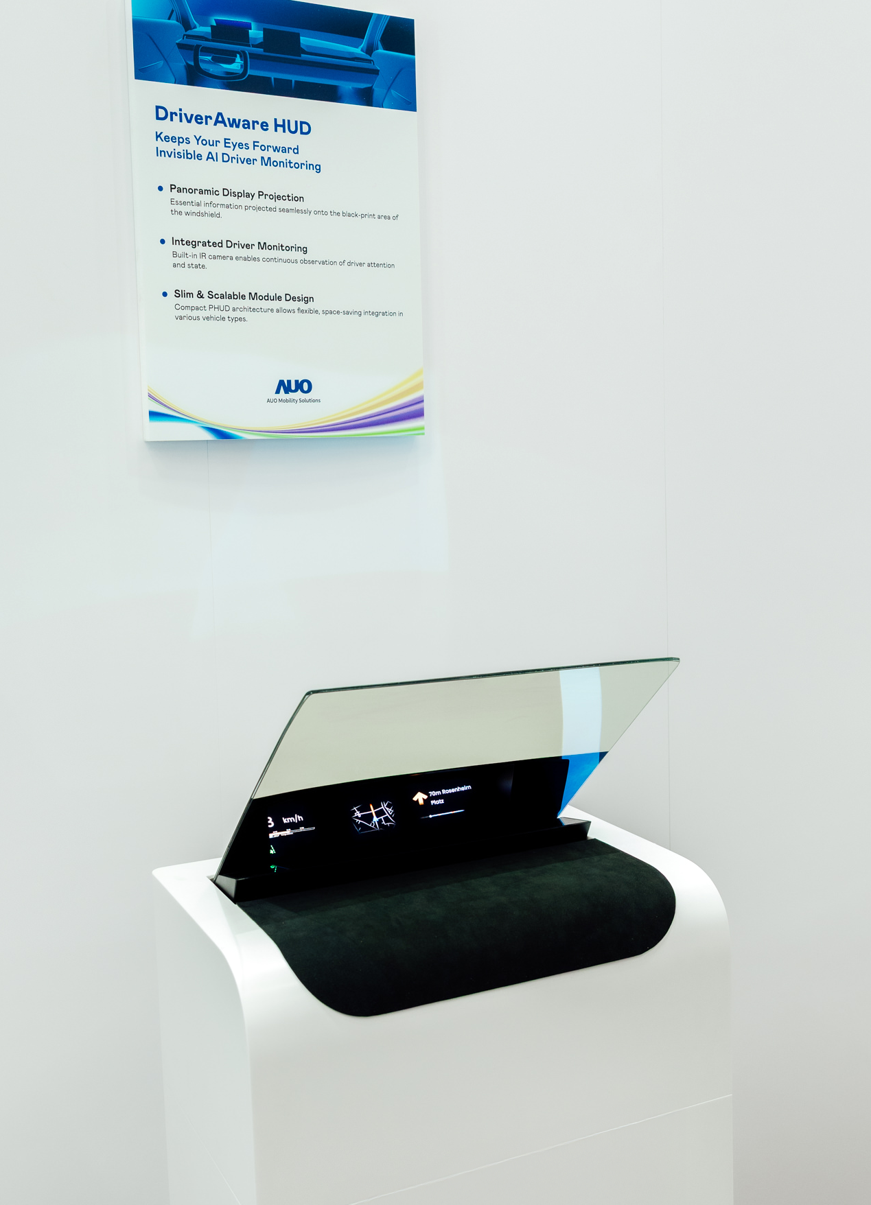 DriverAware HUD结合抬头显示器与隐藏式红外线摄影机，将车速、导航及警示讯息投影于挡风玻璃上，完美对齐驾驶目不离路的视线，同时，透过AI 监控驾驶注意力以提升安全性。